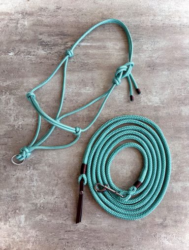 handgemachtes Set aus Knotenhalfter und Bodenarbeitsseil speziell für Pony Shetty von Malu